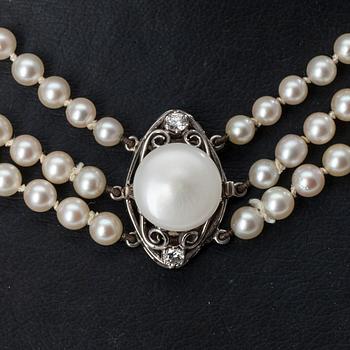 KAULAKORU, 3-rivinen. Mikimoto 4-8 mm. Briljanttihiottuja timantteja n. 0.20 ct. Lukko 18K valkokultaa.