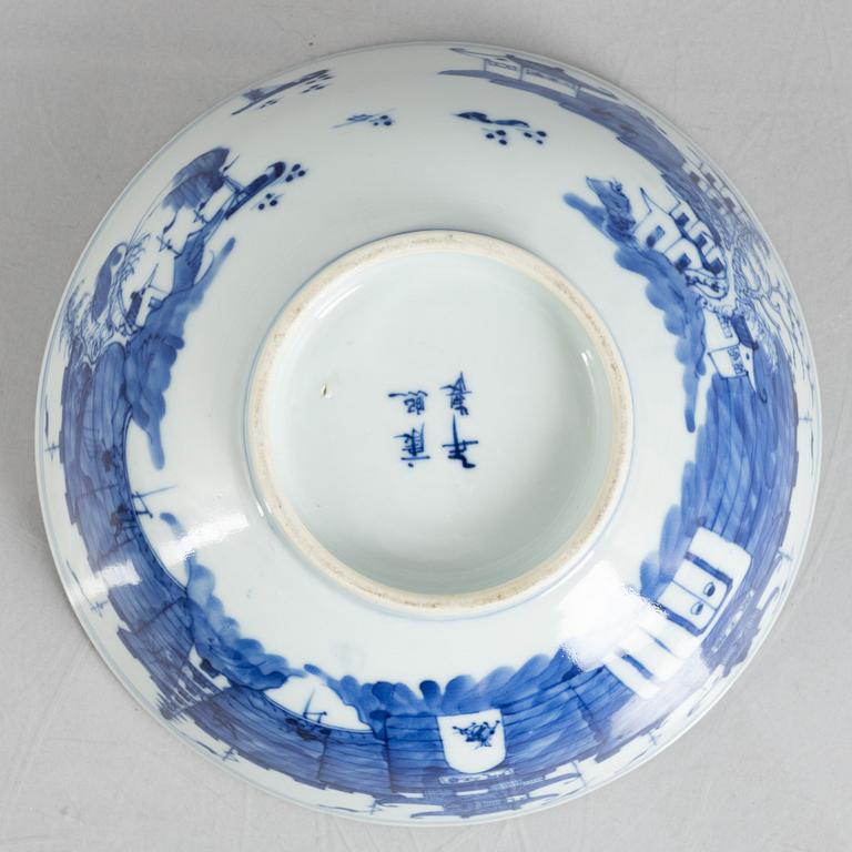 A blue and white porcelain bowl, China, Qing dynasty, 19th century.