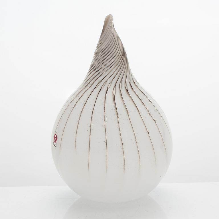 Oiva Toikka, a glass sculpture signed O. Toikka Nuutajärvi, Kotiliesi 2004.