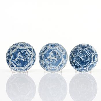 A group of 12 blue and white dishes, Ming dynasty, Wanli (1572-1620).