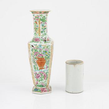 Two porcelain vases and a dish, Qing dynasty, 19th Century.
