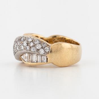 A baguette- and briliant cut diamond ring.