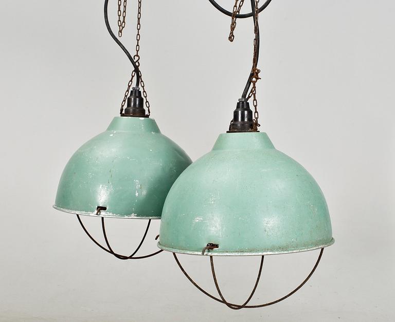 INDUSTRILAMPOR, ett par, 1900-talets andra hälft. H ca 37.