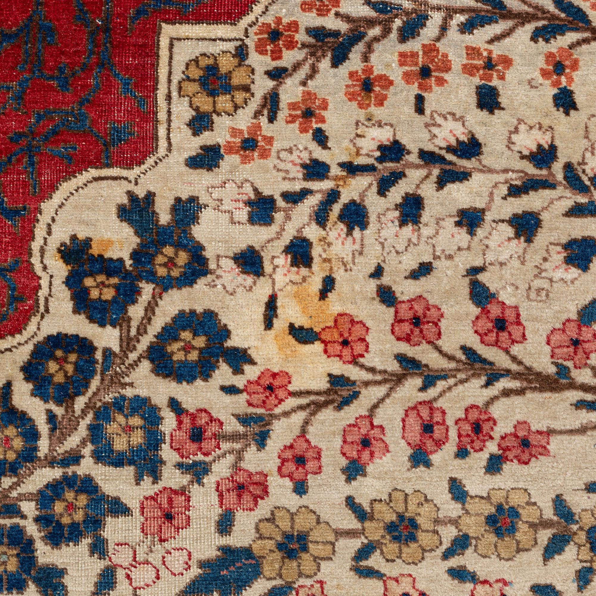 An antique Tabriz carpet, ca 333 x 223 cm.