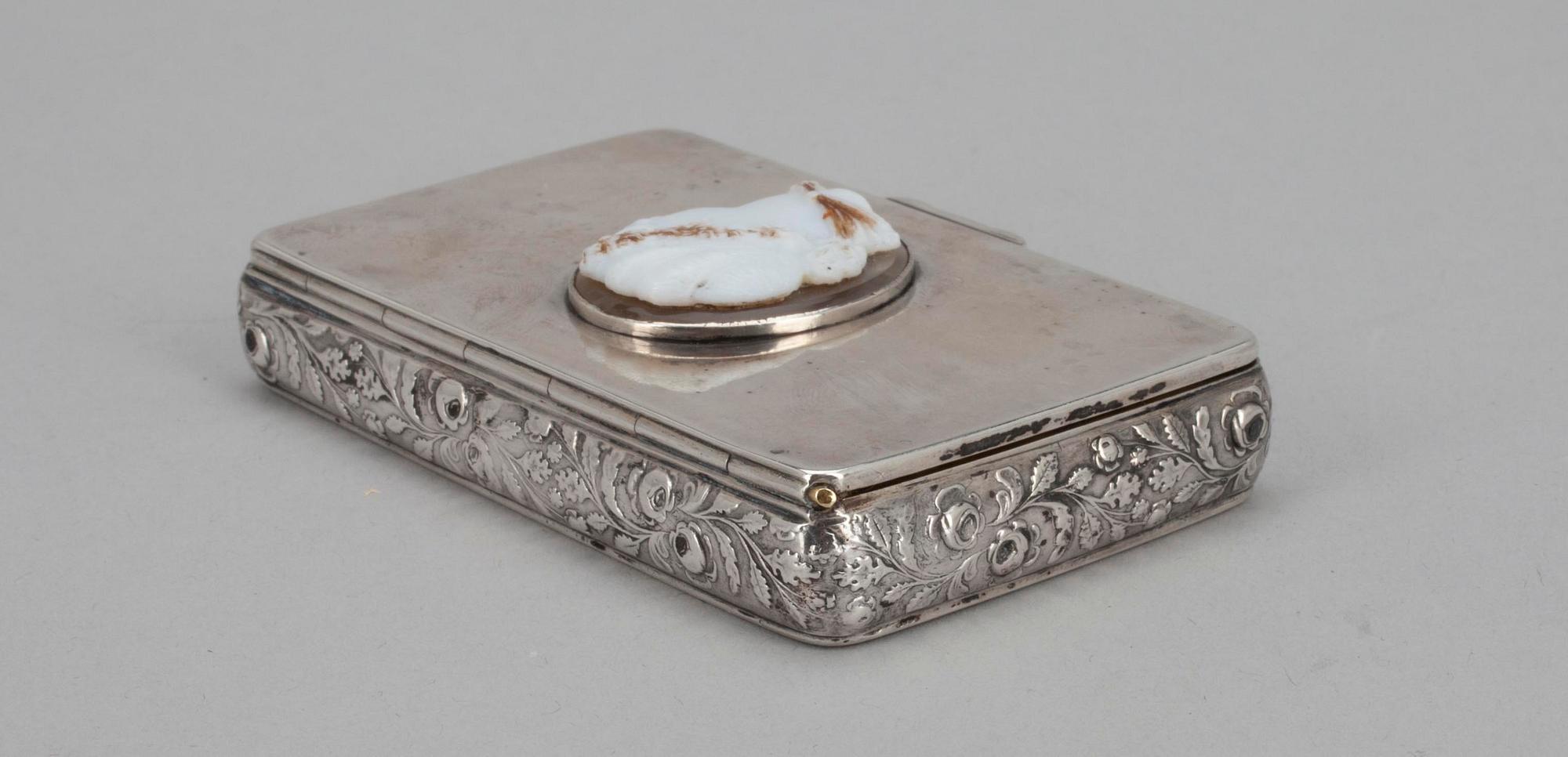 DOSA, silver, profildekor i konstmassa, Gustaf Adolf Strömbäck, Helsingfors 1844. Vikt 62,8 g.