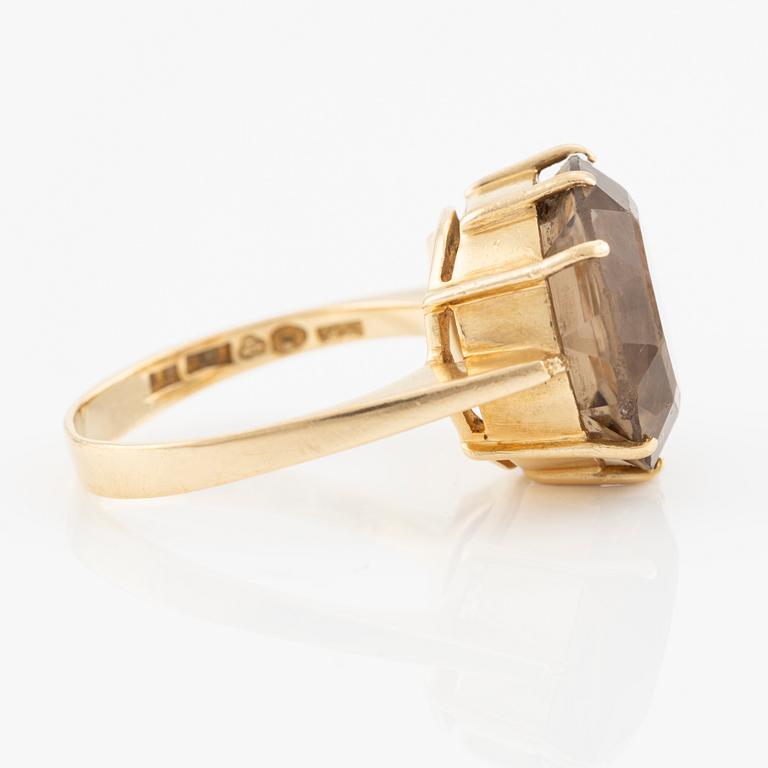 Ring in 18K gold with faceted smoky quartz, Stigbert.