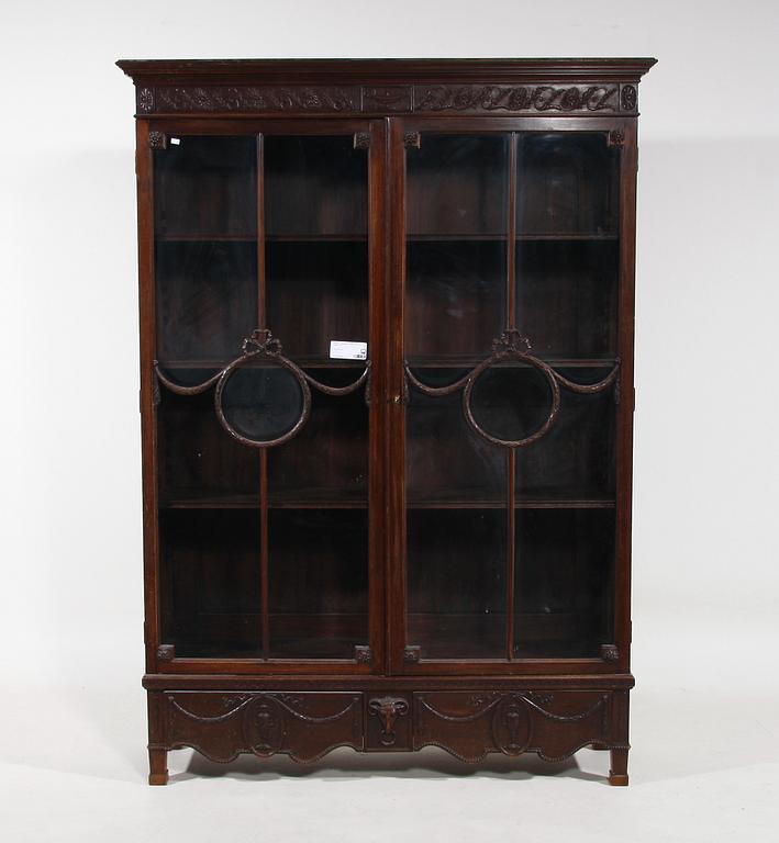 BOKSKÅP, Louis XVI-stil. 1900-tal.