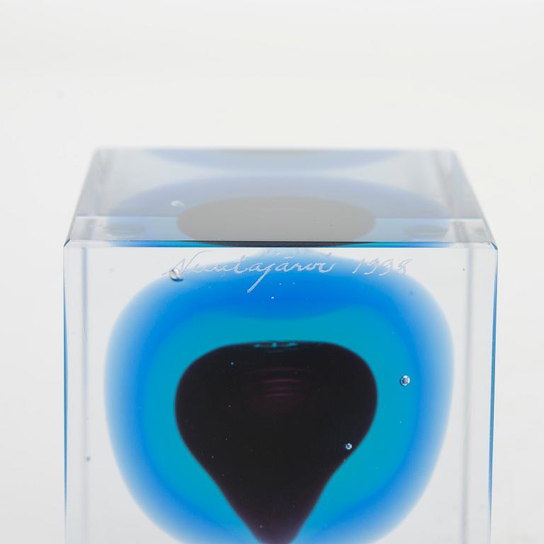 Oiva Toikka, annual glass cube 1998, signed Oiva Toikka Nuutajärvi 1998, 234/2000.