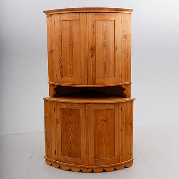 HÖRNSKÅP, 1800-talets första hälft.