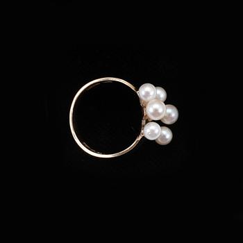 RING, 18k guld med odlade pärlor. Vikt 4g.