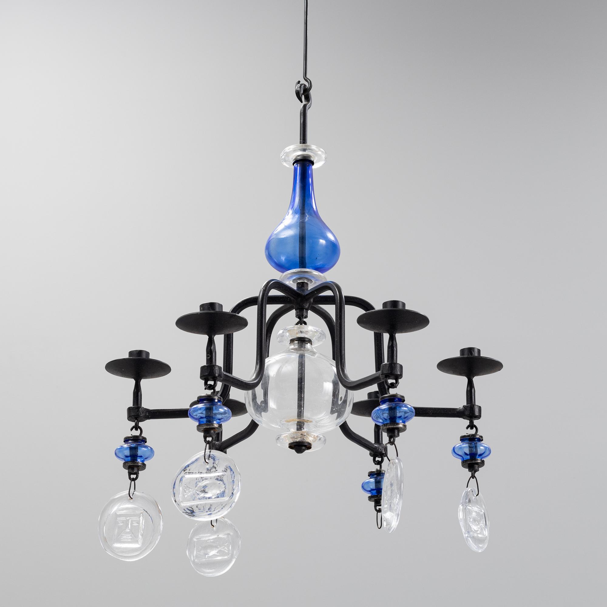 Erik Höglund, ljuskrona samt ljusstakar, ett par, glas och järnsmide.