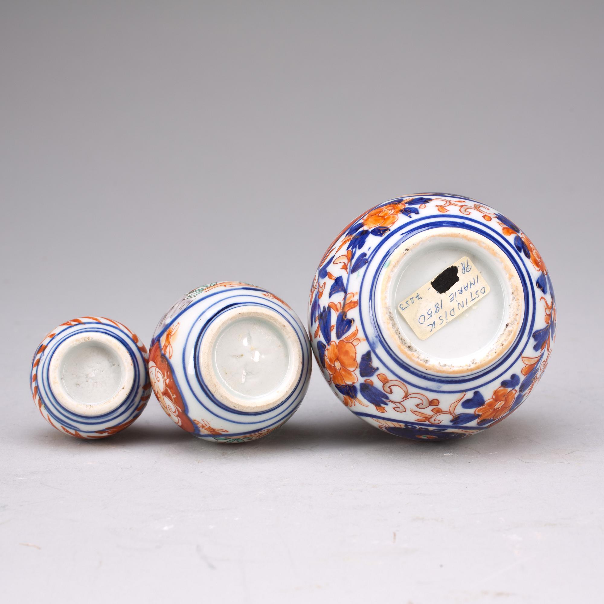VASER, 3 st, porslin, Imari. Japan. 1800-tal.