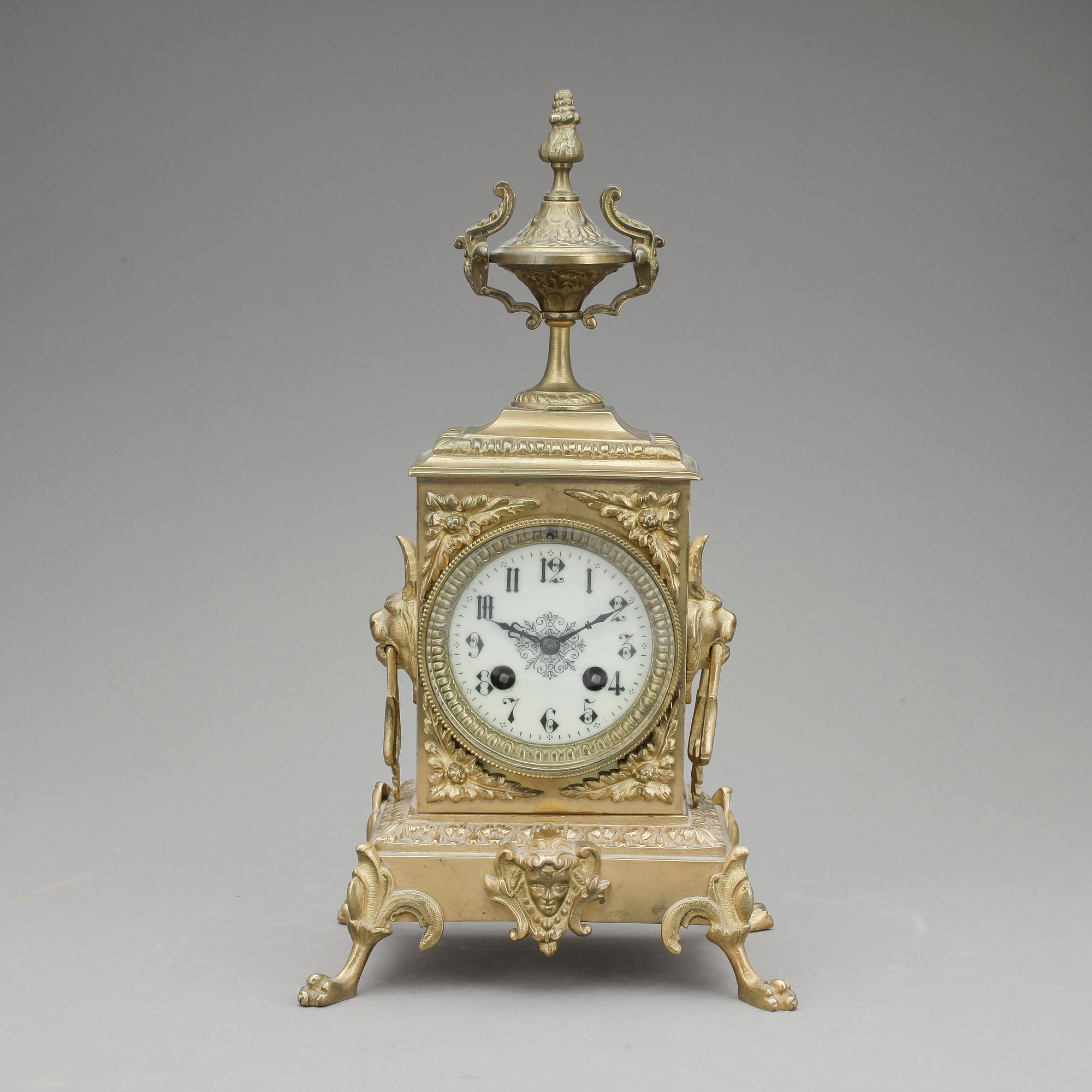 BORDSPENDYL, Paris, Frankrike, sent 1800-tal.