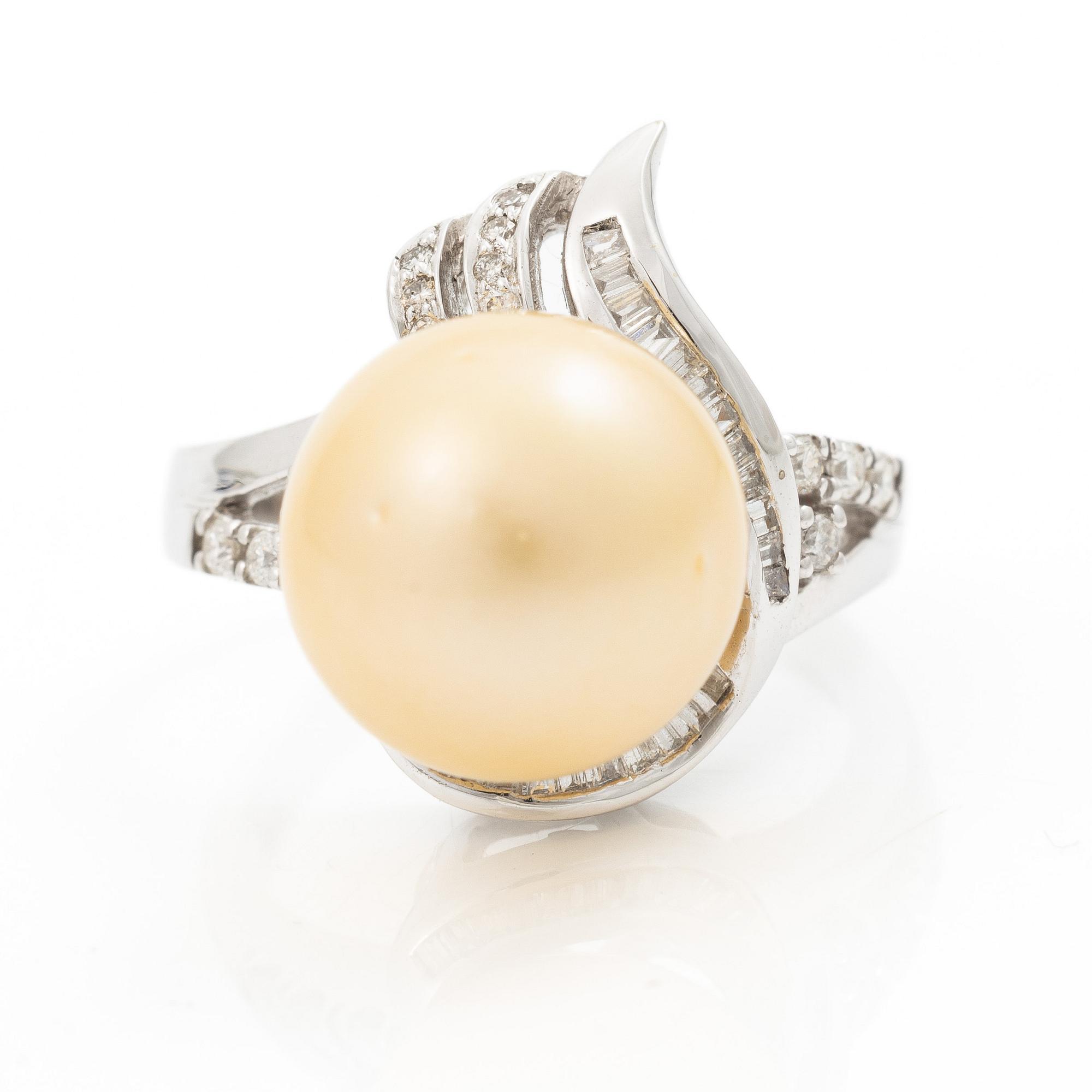 Ring, cocktailring, 18K vitguld med odlad pärla och baguette- och briljantslipade diamanter.