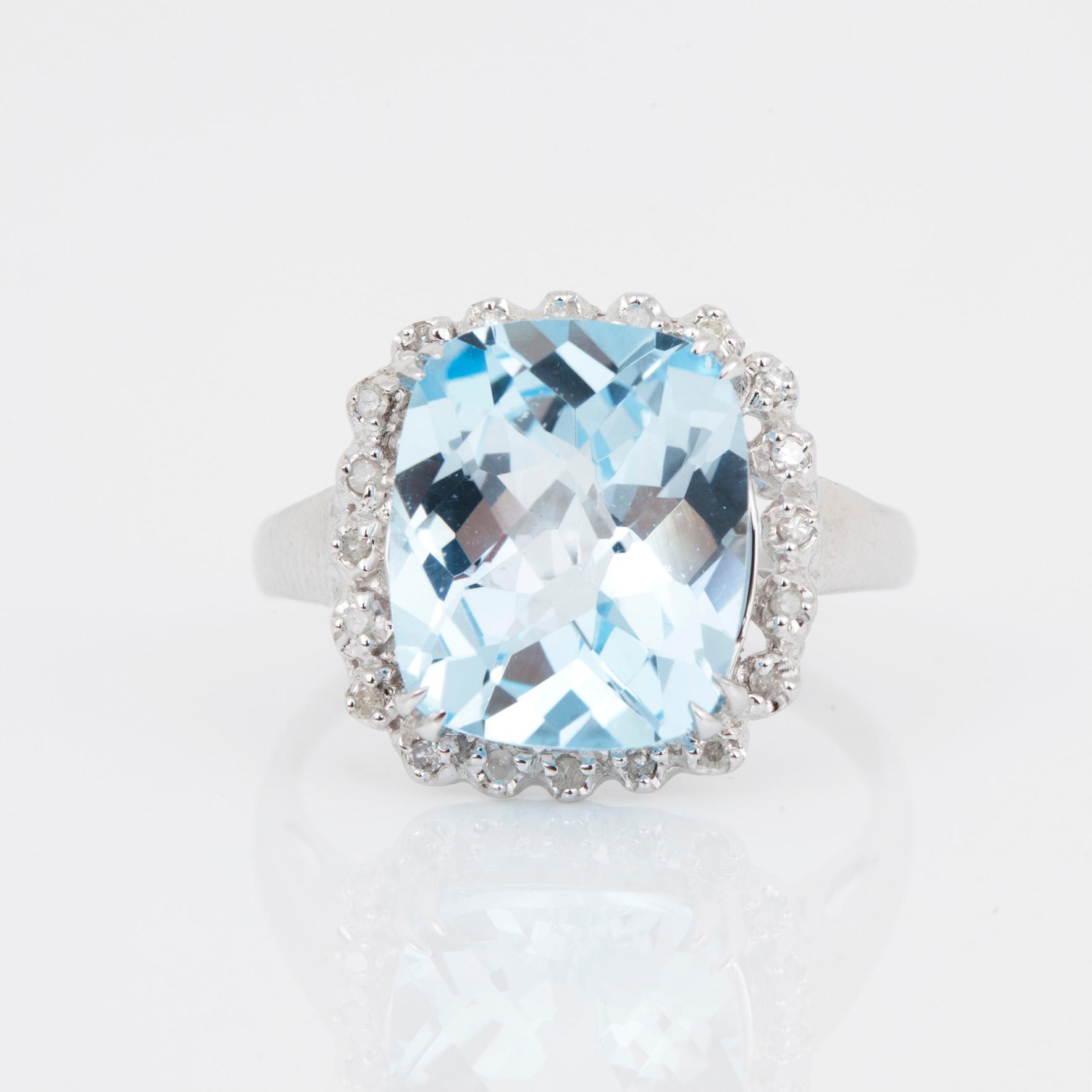 RING, 18K vitguld med chequerslipad topas, tot ca 6,38 ct, med åttkantslipade diamanter. Total vikt ca 4,16 g.