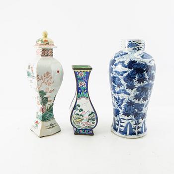 Vaser 3 st Kina 17-900-tal porslin samt emalj.