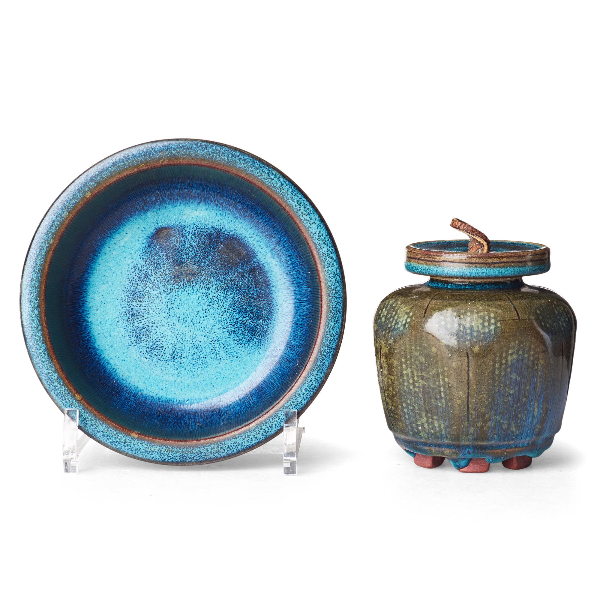 Wilhelm Kåge, urna med lock samt skål på fot, "Farsta", Gustavsbergs studio, bl a 1956.