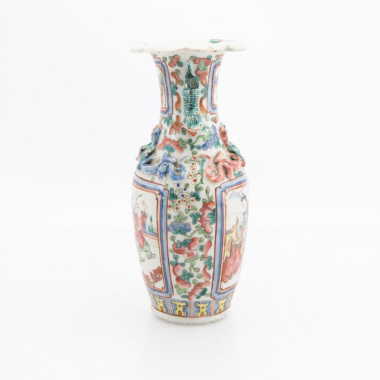 A set of three Chinese porcelain vases 19th/20th century.