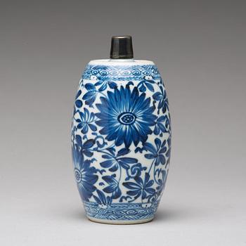 A blue and white Genever bottle, Qing dynasty, Kangxi (1662-1722).