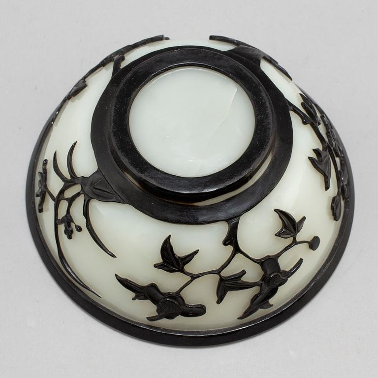 A Chinese peking glass bowl, 20th century.