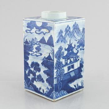 A Chinese blue and white porcelain vase, late Qing dynasty.