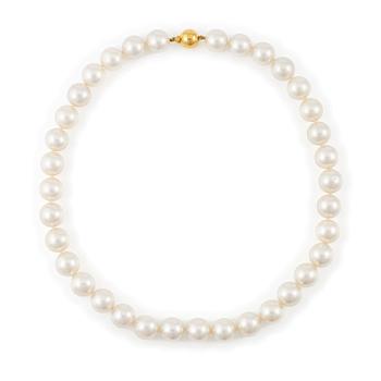 476. A cultured South Sea pearl necklace.