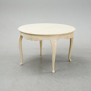 A rococo style dining set with a around table and eight chairs, 20th Century.