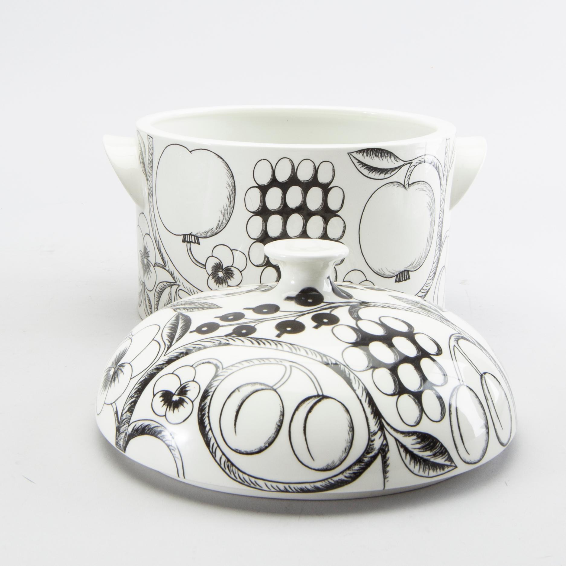 Birger Kaipiainen, An eight pcs Paratiisi dinner service form Arabia Finland later part of the 20th century.