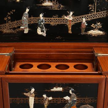 BARSKÅP, Kina, 1900-talets andra hälft.