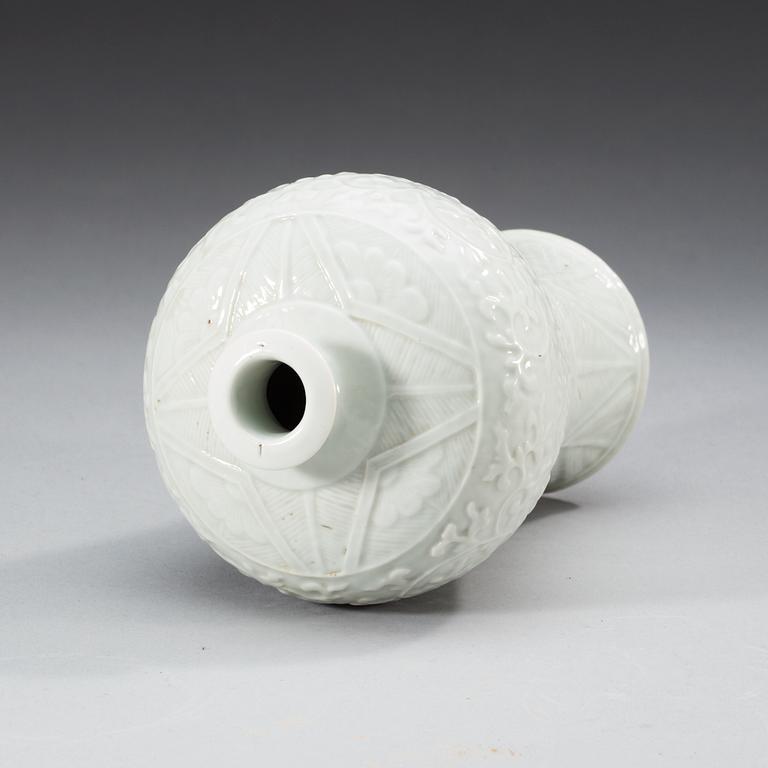 VAS, blanc de chine. Qing dynastin med sigillmärke Qianlongs märke och period (1736-95).