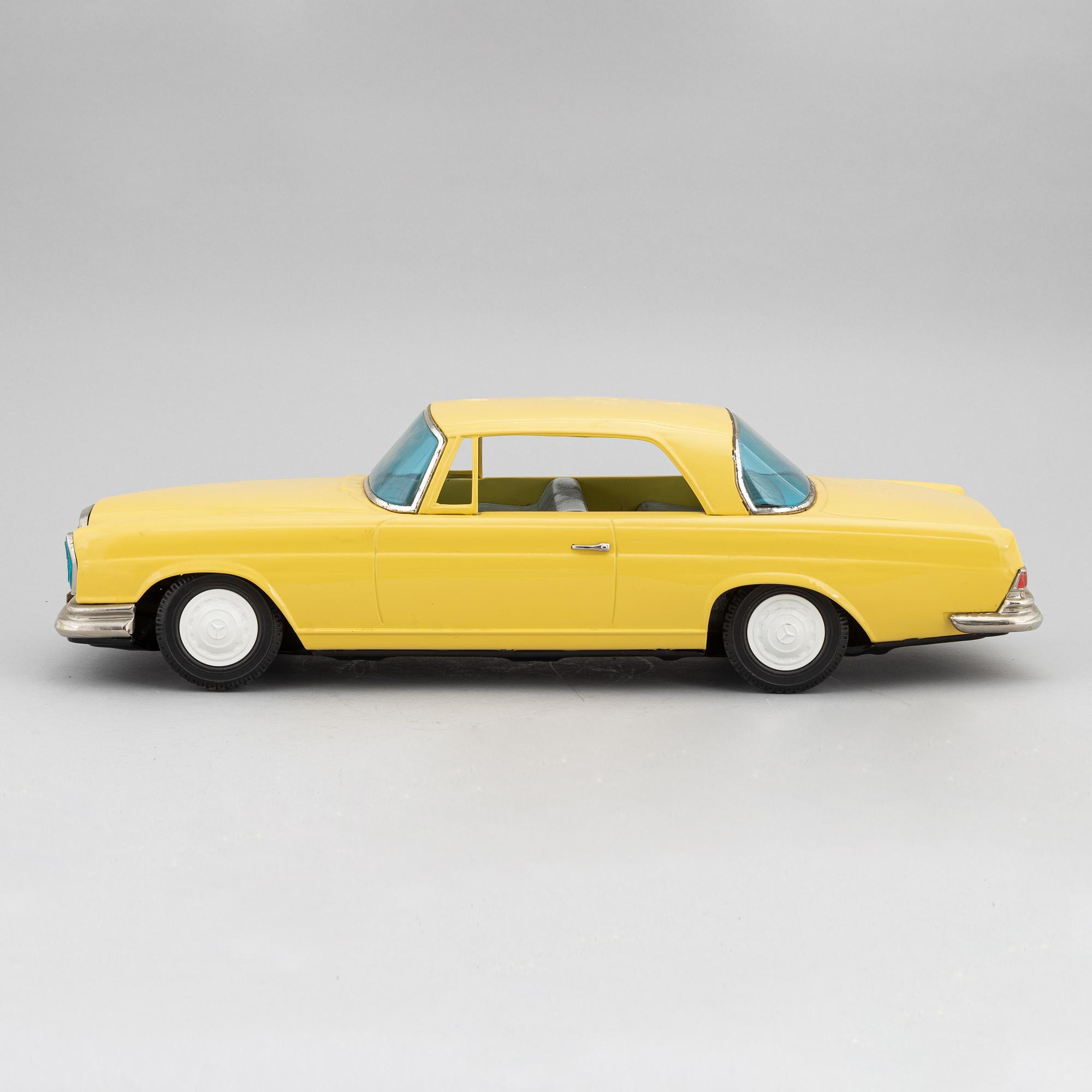 A scale tin model of a Mercedes-Benz 300 SE by Ichiko, in a box.