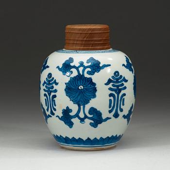 A blue and white jar, Qing dynasty Kangxi (1662-1722).