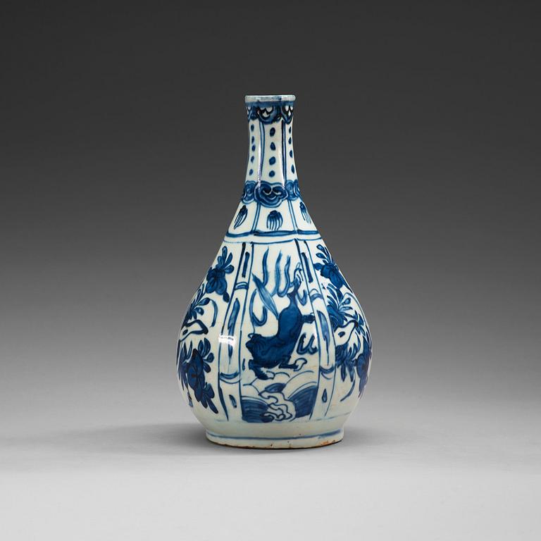 A blue and white kraak bottle, Ming dynasty, Wanli (1572-1620).