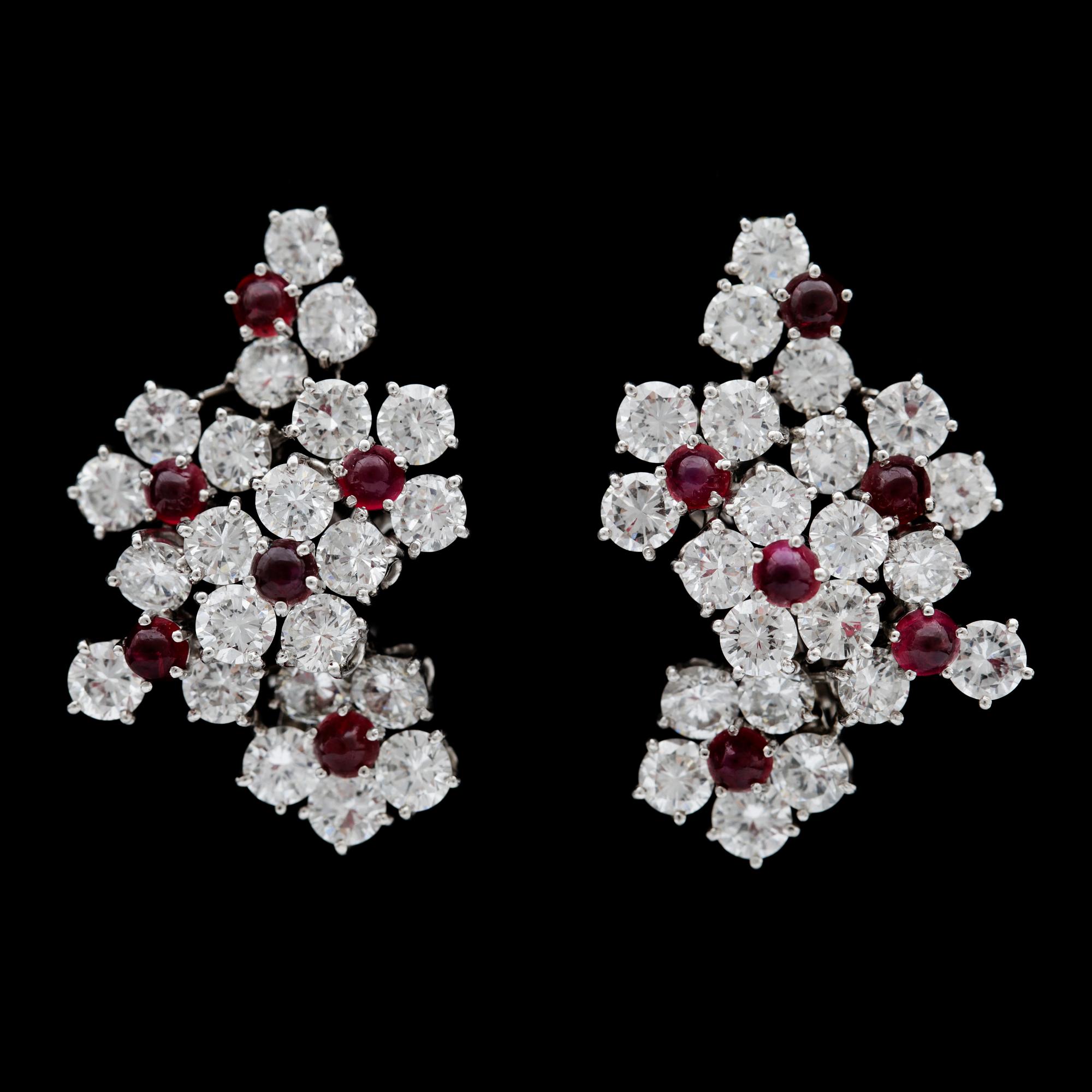 ÖRHÄNGEN, Petochi, briljantslipade diamanter, tot. ca 8 ct, och små cabochonslipade rubiner.