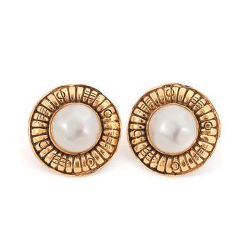 634. CHANEL, a pair of decorative pearl and gold metal clip earings.