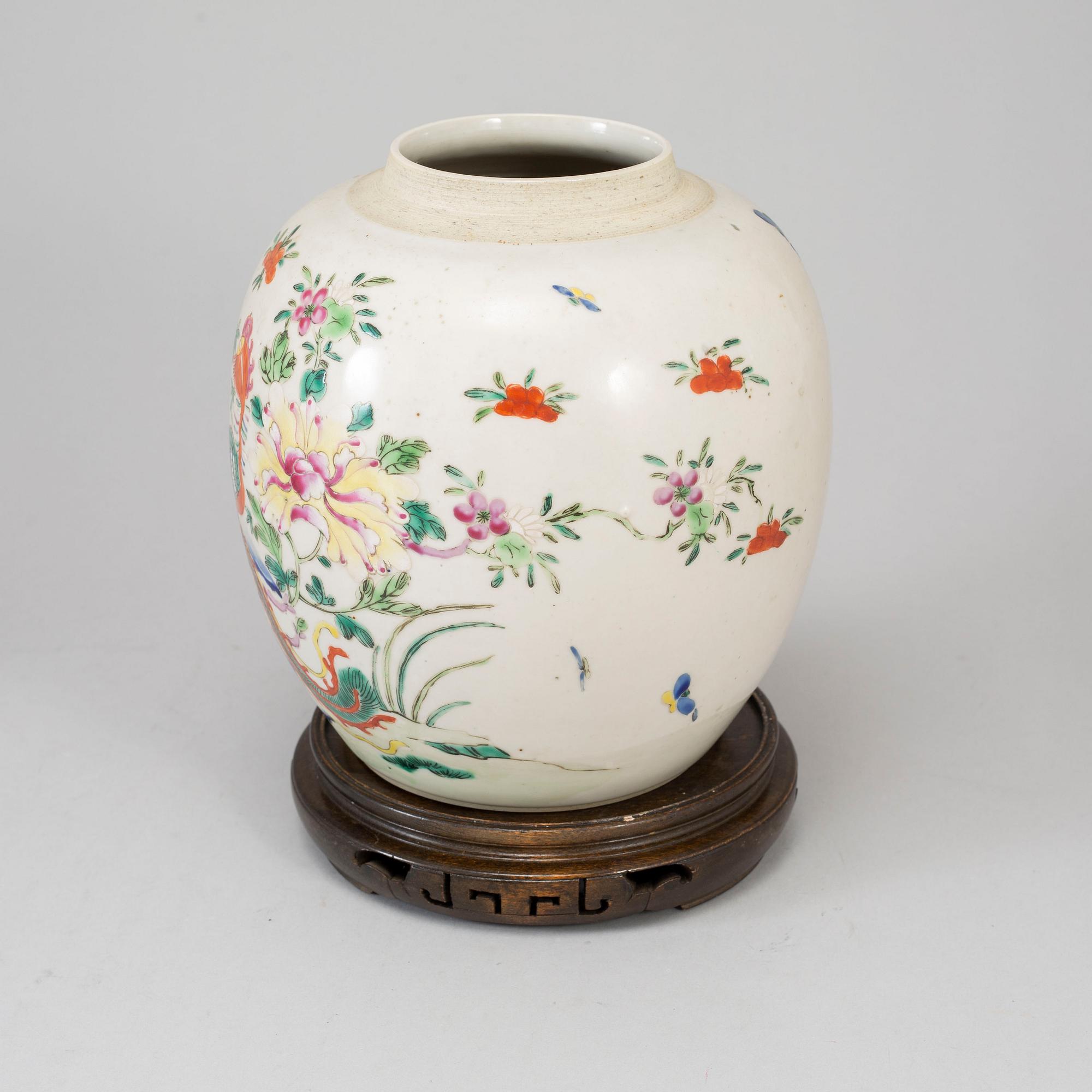 A famille rose jar, Qing dynasty.