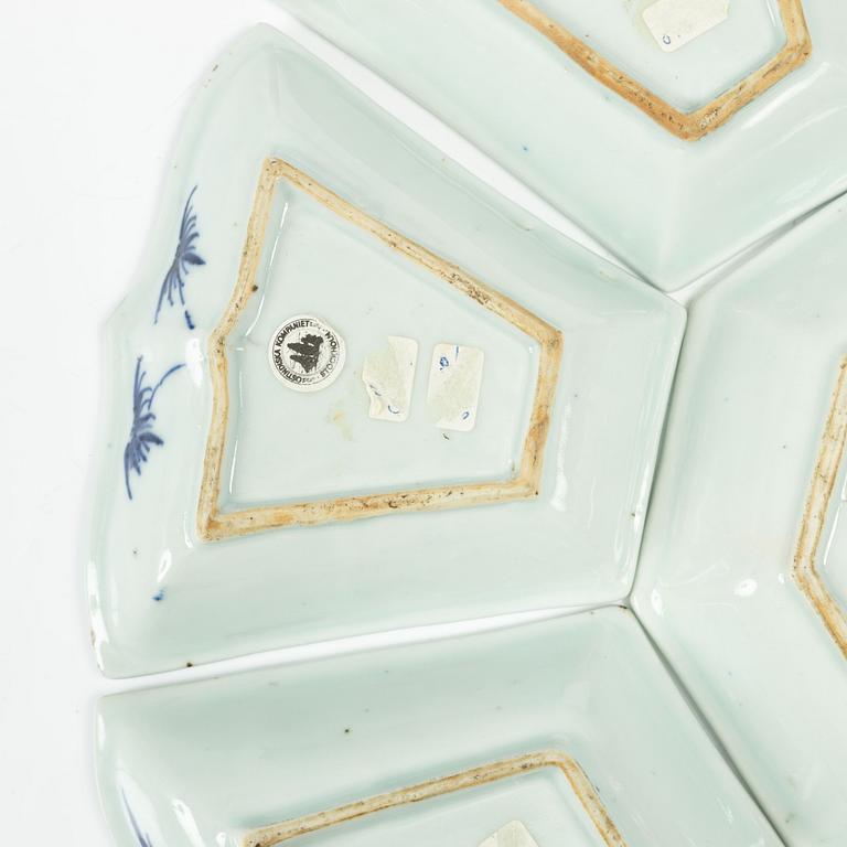 A nine piece Chinese export blue and white cabaret, Qing dynasty, Qianlong (1736-95).