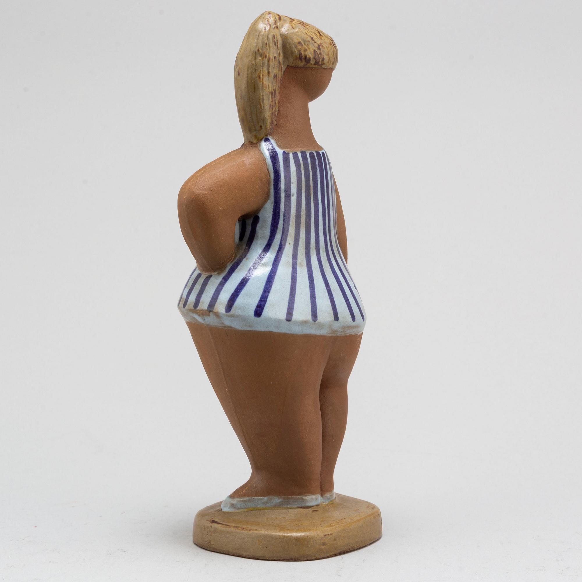LISA LARSON, figurin av stengods, "Dora", Gustavsberg, ur serien "ABC-flickorna", i produktion 1958-1973.