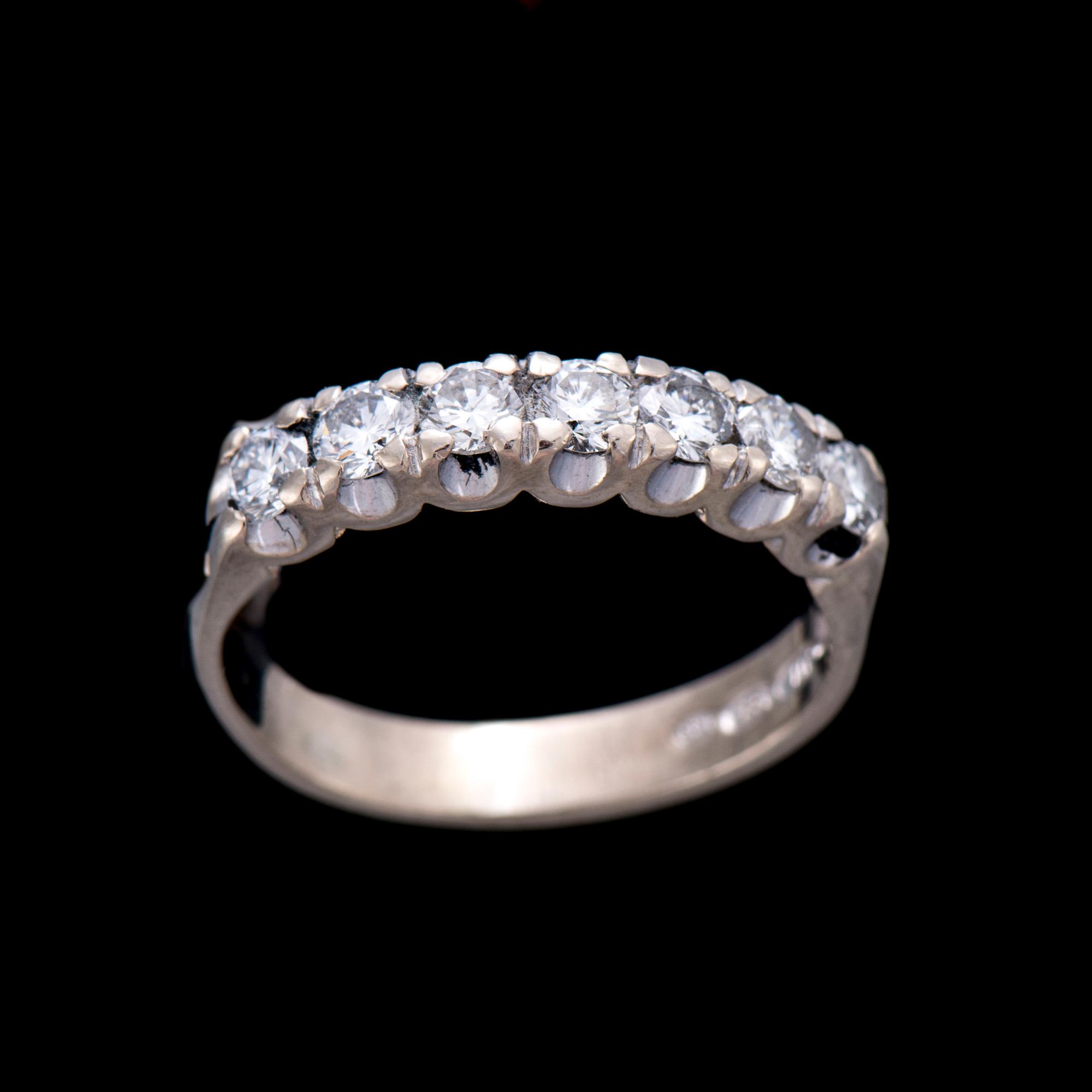 RING, 14K vitguld, briljantslipade diamanter. Vikt ca 3,0 g.
