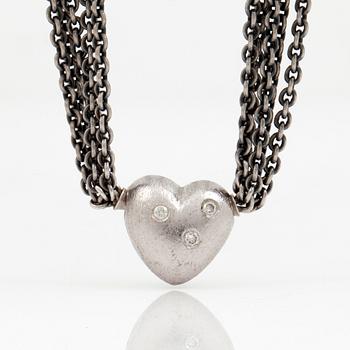 COLLIER, Ole Lynggaard, femradig oxiderad silverlänk, med lås i form av ett hjärta med diamanter.