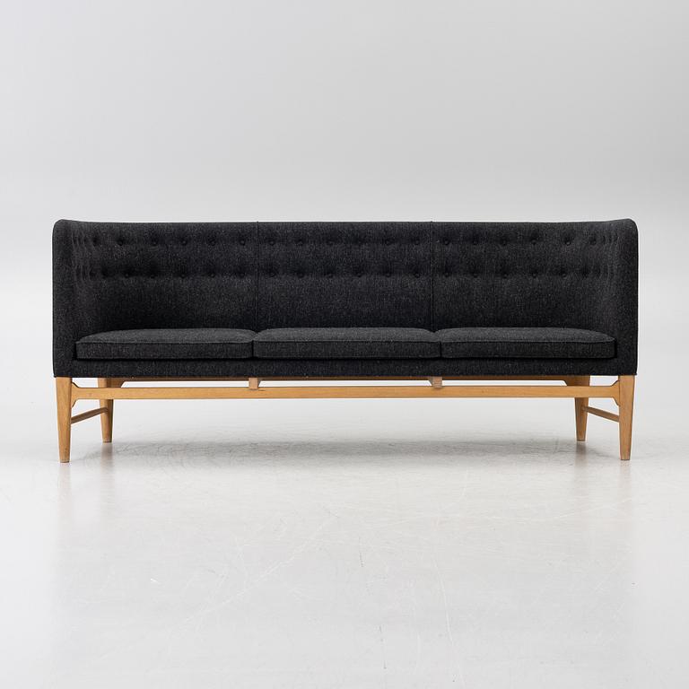 Arne Jacobsen, & Flemming Lassen, Soffa, ”Mayor AJ5”, &Tradition, Danmark, 2000-tal.