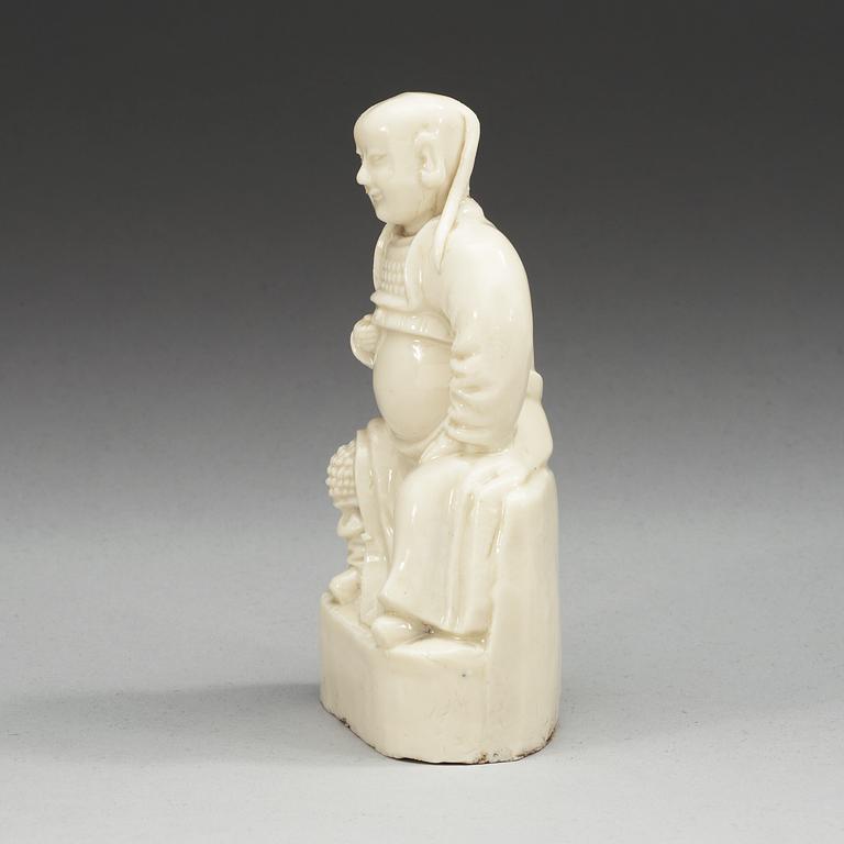 A blanc de Chine figure of a dignitary, Qing dynasty, Kangxi (1662-1722).