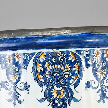 A fayence champagne cooler, 18th century.