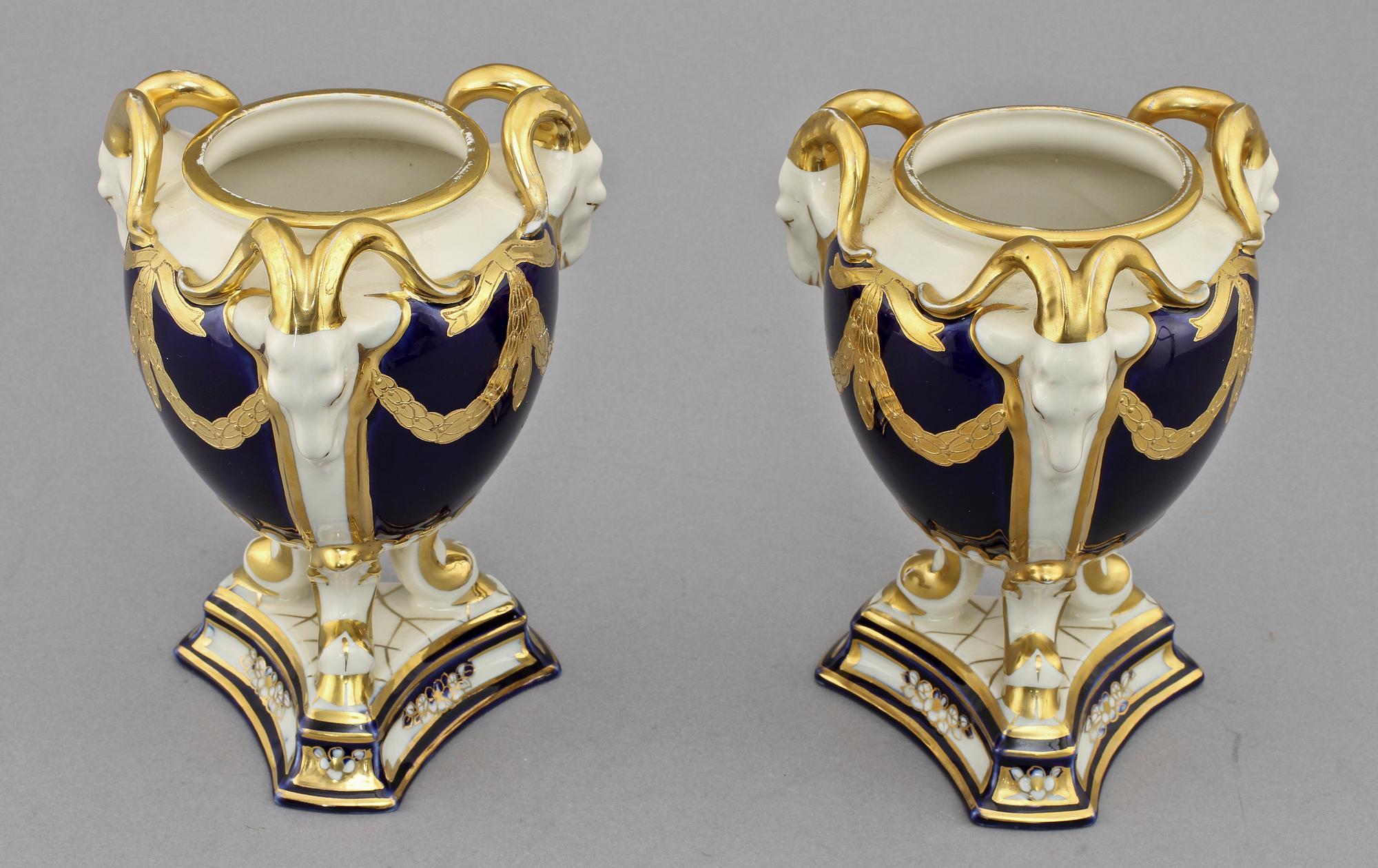 URNOR, ett par, porslin, Royal Dux, Tyskland, 1900-tal.
