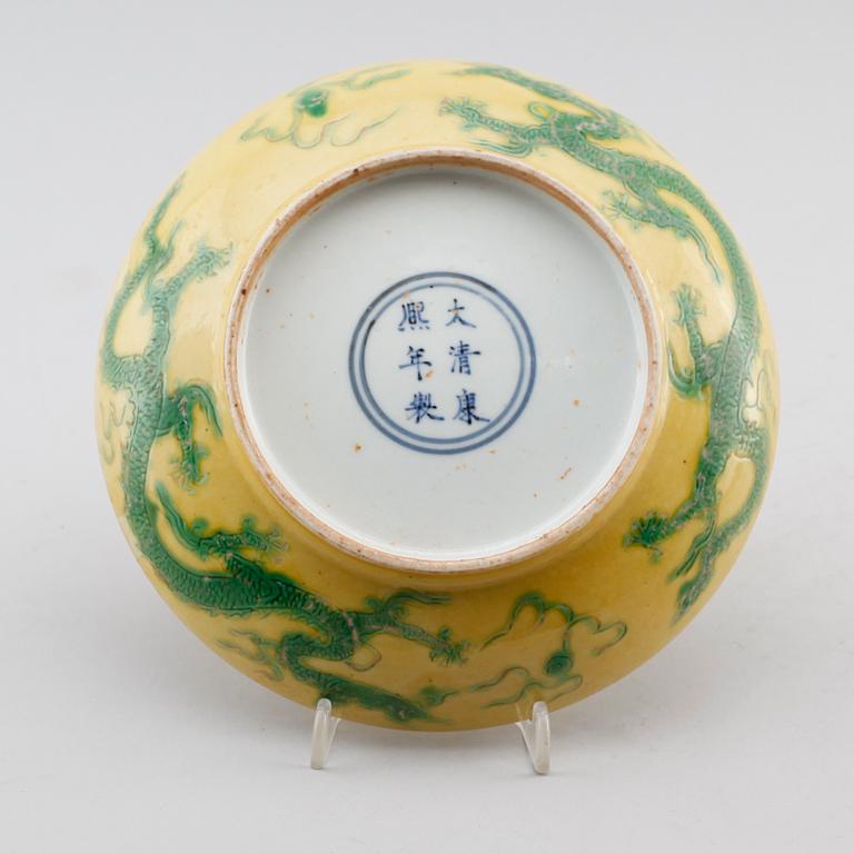 SKÅLFAT, porslin, Kina, med  Kangxi sex karaktärers märke, 1900-tal.
