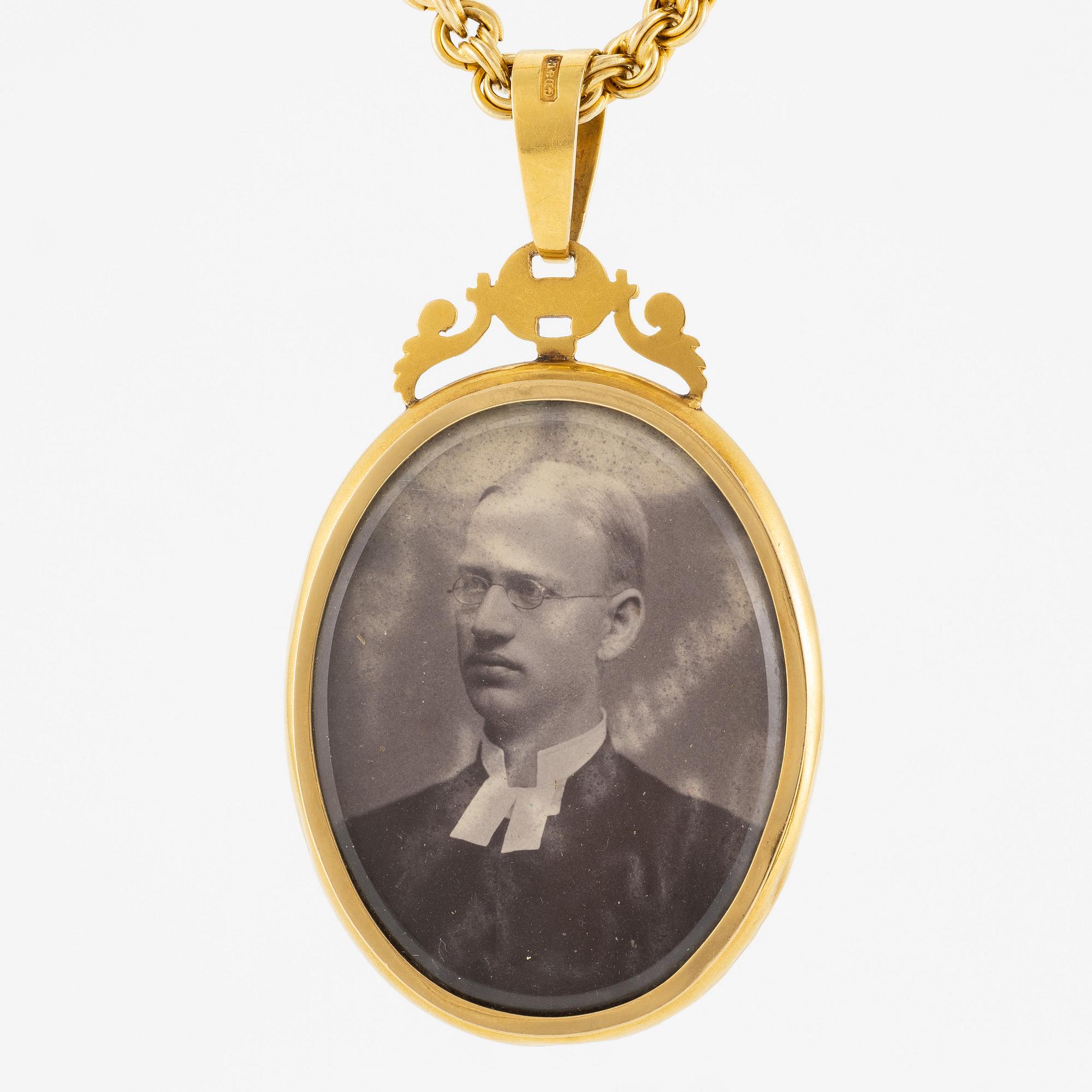 Medaljong 18K guld med pärlor med kedja 18K guld.