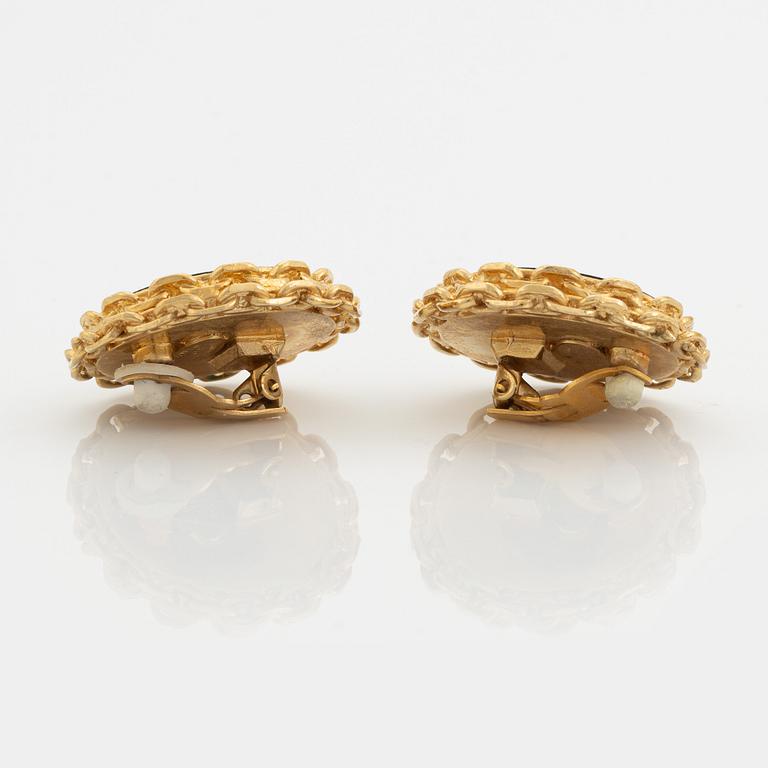 Chanel, a pair of gold tone clip-on earrings.