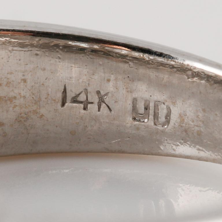 RING, 14K vitguld med briljant och baguetteslipade diamanter ca 1.50 ct. Vikt 4,5 gram.