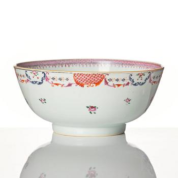 A famille rose bowl, Qing dynasty, Qianlong (1736-95).