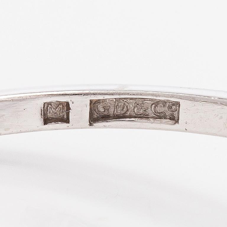 Sormus, platinaa ja briljanttihiottu timantti.